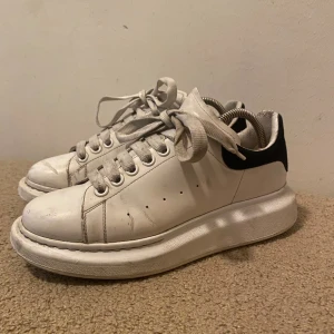 Alexander mcqueen skor - Ok skick, finns skavanker. Storlek 39.5 passar även 40 Ingen box inga dustbags därav priset Skriv för mer bilder eller intresse Mvh