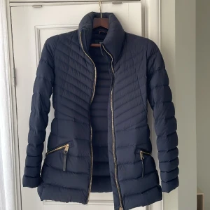 Dunjacka  - Dunjacka från Tommy hilfiger. Insydd i midjan. 