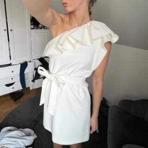 Superfin klänning från Maje med volanger. Köpt för ca 3200 kr på Maje💗 Perfekt till student eller skolavslutning !!💥 nyskick