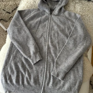 Hoodie  - Mycket bra skick aldrig använd. Köpt för 1400kr, Passar perfekt inför våren och är jätte skön tröja gjord av ull. Priset kan diskuteras.