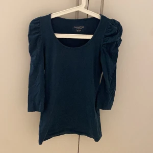 Blågrön tröja med puffärmar - väldigt fin blågrön tröja med puffärmar och 3/4 ärmar. tunt material som sitter tajt mot huden. så fin på!💗 säljer pga att den inte längre används tyvärr. tryck inte på köp direkt☺️