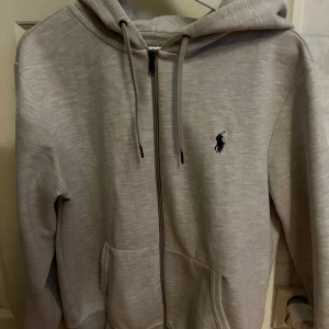 Ralph lauren zip hoodie  - Säljer nu min riktigt snygga Ralph lauren zip hoodie då jag tröttnat på den. Riktigt bra skick utan några alls defekter. Såklart äkta och nypris ca 1700kr. Riktigt skönt material! Tveka inte att skicka iväg ett meddelande vid frågor! Ej fast pris💸