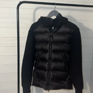 Cp company cardigan  - Den är i väldigt bra skick 8/10, haft den i 4 månader. Är öppen för byte 
