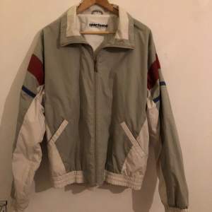 Vintage jacka från sportoma, från 90talet Jackan är i fint skick och har bekväm passform.  Inga defekter Mycket ovanlig modell, fynda! :)