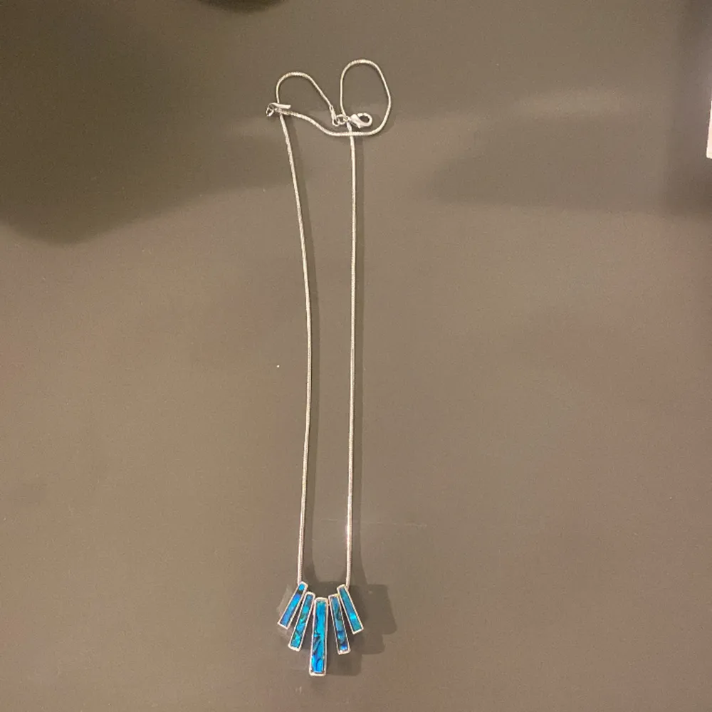 Halsband med silverkefja och blå stenar. Accessoarer.