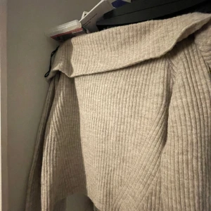 Off sholder stickad tröja  - Fin stickad tröja från hm i nyskick aldrig andvänt endast testad💗 Första bilden blev inte så bra men den andra är lånad skriv så kan jag fixa bättre bilder💗 Pris kan diskuteras 