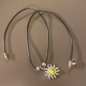 Halsband - Halsband med grön sten