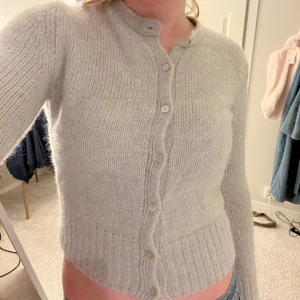 Stickad kofta från Zara - En skitsnygg stickad kofta från Zara i en mintgrön färg! Köptes för länge sen men i bra skick 💗💗