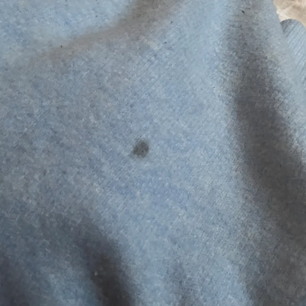 Säljer min ljusblåa stickade tröja! Strl M Säljer pga använder inte längre 💗 Tyvärr har den en lite målarfärg fläck på ryggen.💗. Stickat.