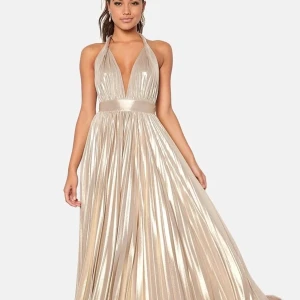 Guldig balklänning  - Guldig balklänning med halterneck!! Toppenbra skick, bara använd 1 gång. Passar typ alla pga justerbara band + stretchigt tyg. Möts i Sthlm eller fraktas💖💖