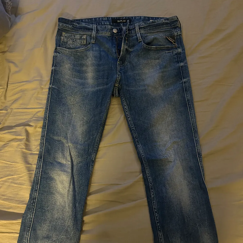 Säljer mina gamla Replay jeans då de inte längre kommer till användning. De är 9/10 i skick och har använts sparsamt, Stl: 32/32 modell: Anbass. Jeans & Byxor.