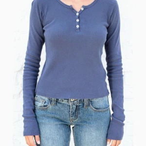 Långärmad topp - Blågrå långärmad topp med knapp detaljer