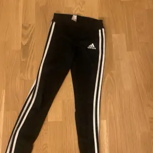 Adidas träningstights. Köparen står för frakten