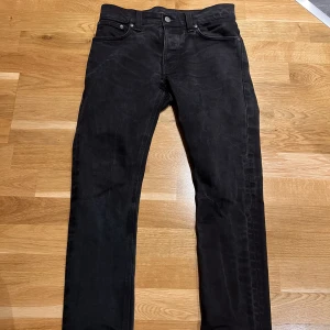 Nudie jeans - Nudie jeans i modellen grim tim. Stilrena passar till allt. Passform slimfit. 
