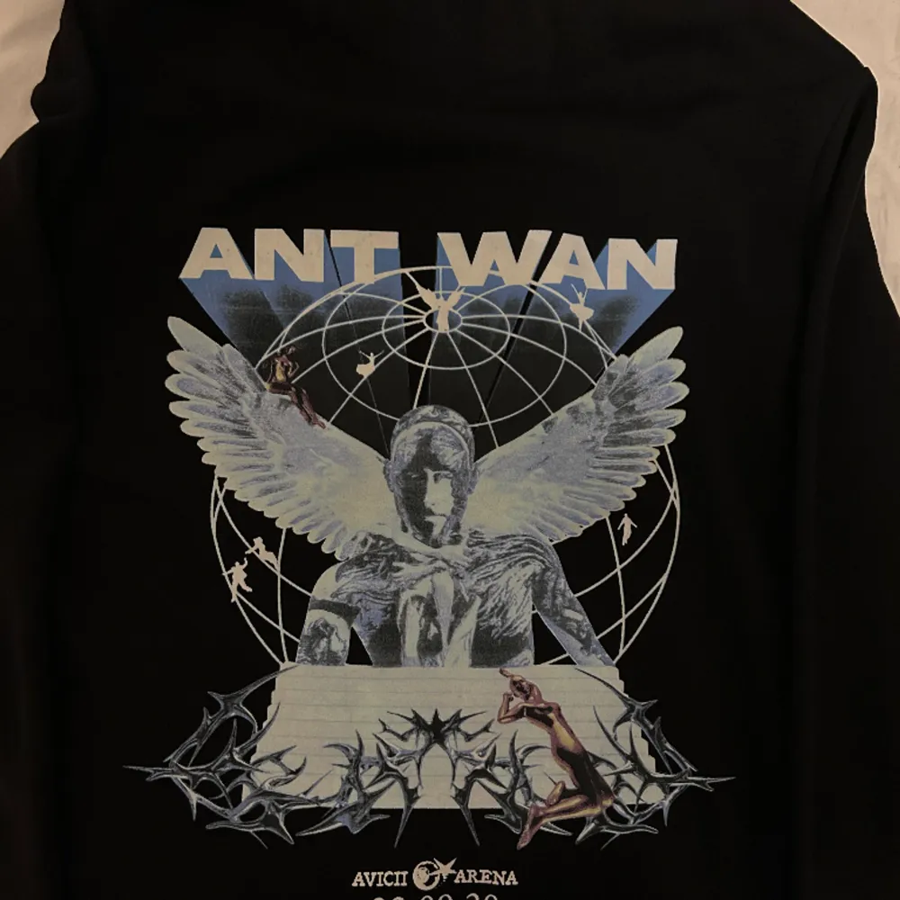 Ant wan hoodie som endast har varit i garderoben sens den inköptes på Ant Wans första konsert. Priset kan diskuteras.. Hoodies.