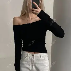 En fin offshoulder topp i superskönt bomulls material. Kan va lite genomskinlig och den är ganska kort men annars bara superfin. Säljer pga använder aldrig och den är aldrig använd 🤍