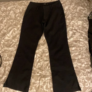 BIKBOK KOSTYMBYXOR LOW WAIST - Jag säljer ett år lågmidjade kostymbyxor i strl. 34 eftersom dom är för korta för mig och jag har ett par nya kostymbyxor. Köptes för 4 månader sedan men har använts 2 gånger.