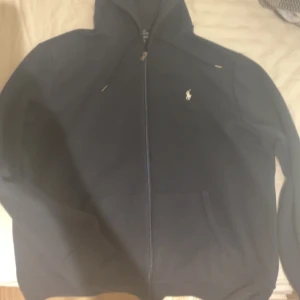 Polo Ralph lauren zip - Säljer denna eftersom fick den för bra pris men den är dock för stor. Storlek xl men är liten i storleken. Pris kan sänkas tar även byte.
