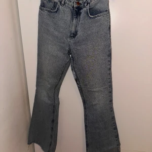 Blåa jeans - Högmidjade, bra skick minus ett litet hål som är lätt att laga. 