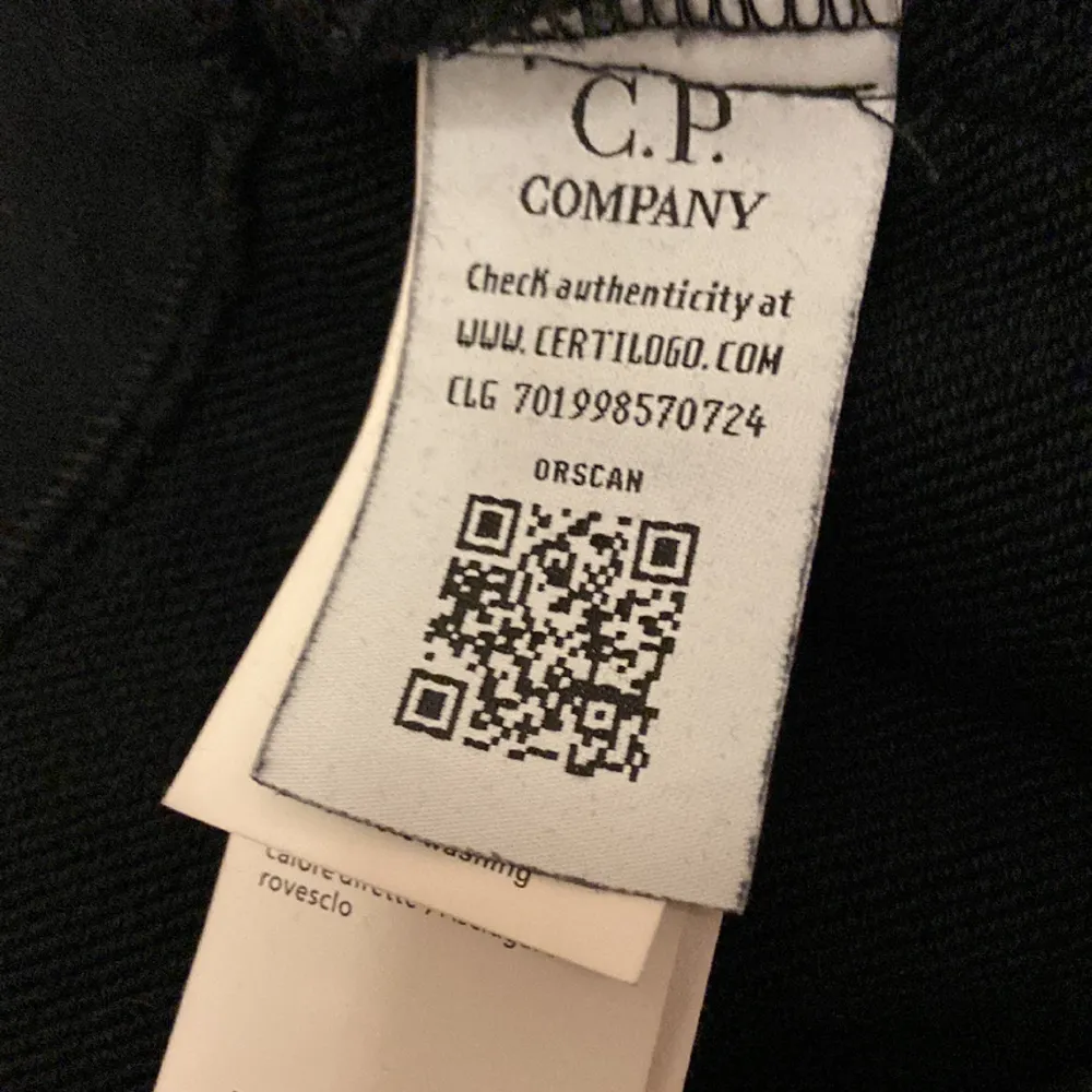 Cp company hoodie som säljs för att den var för stor, samt satt lite konstigt på mig. Hoodien är 1:1 r3p och nästan aldrig använd. Prisförslag är ok.. Hoodies.