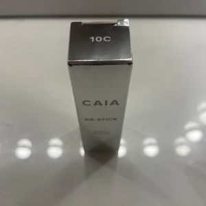 caia bb-stick - Säljer min caia bb-stick i färg 10c pga den passar inte min hudfärg 🙌🏼 Går inte heller att lämna tillbaka pågrund av att jag rört till den lite på toppen, vilket man ser på bild tre. Det är lätt att ta av just den lilla biten om man skulle vilja det 💗