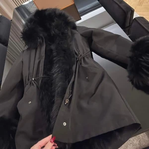 Fatima Parka - Storlek S, som ny då jag ej använt den mer än vid fåtal tillfälle. Pälsen är avtagbar i jackan och runt armarna.