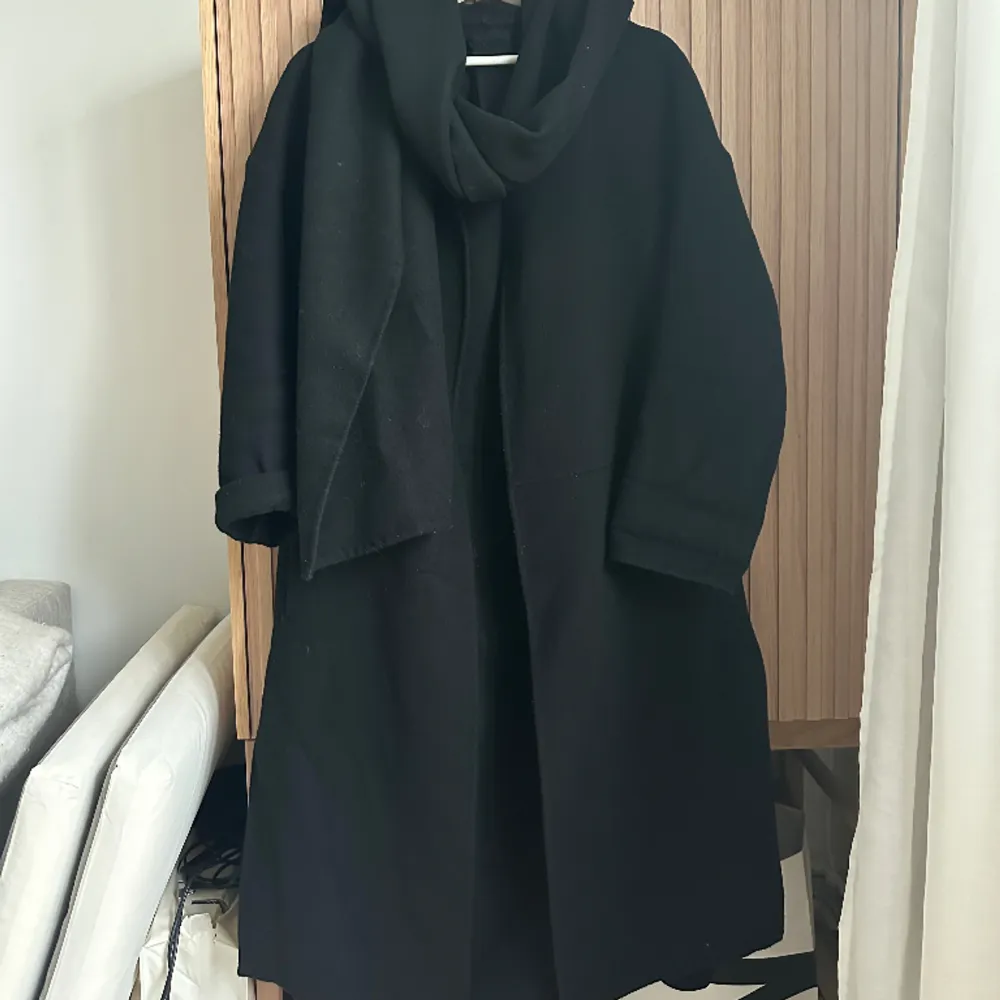 Ullblandad kappa från H&M med tillhörande halsduk, svart, använd men i fint skick. Jackor.