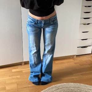 Lågmidjade straight/bootcut jeans. Storlek w30 L34 Innerbenslängd 83cm Midjemått 41cm. Kolla min profil för liknande💕☺️