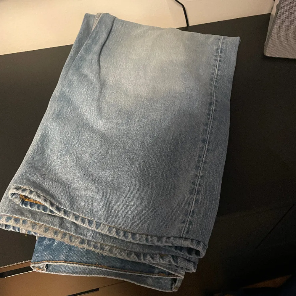 Dessa jeansen är perfekta för dig som vill ha en baggy fit, använda 2-3 gånger och är som nya!. Jeans & Byxor.