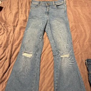 Demin Bootcut - Köpte dessa från salr för flera år sedan men kommer ej vid användning. Dem är lite slitna vid fötterna för jag var för kort för dem. Men annars inga fel.❣️