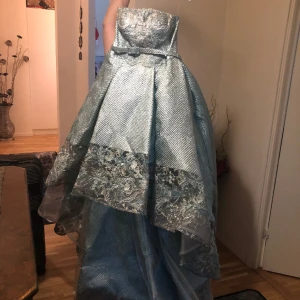 Klänning  - Fint klänning använd några timmar passar stl 38 till 42