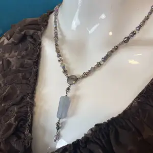 Fint halsband från KumKum, vet ej originalpriset på just denna men om man går in på KumKums hemsida så ligger de flesta smycken på 2000kr till 1000kr. Tror det är äkta stenar?? 