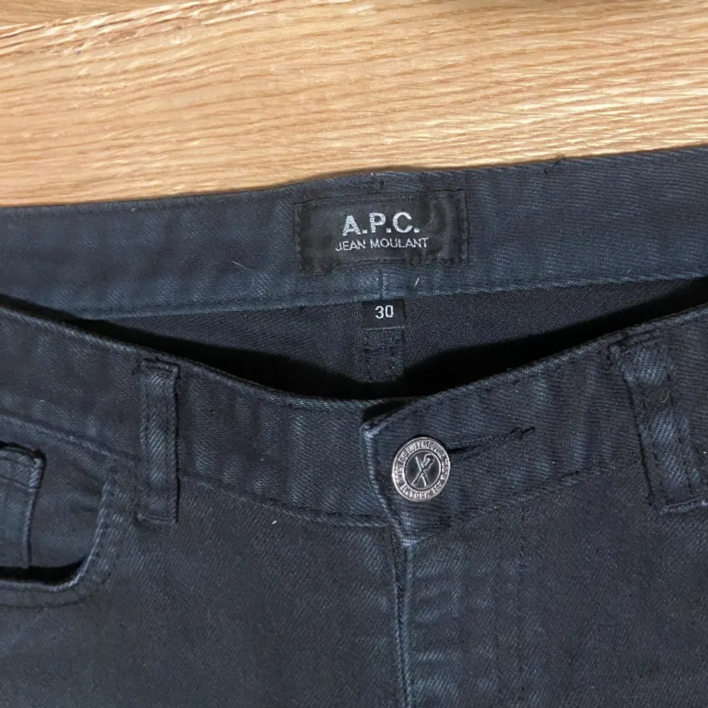 Säljer svarta A.P.C Jeans i storlek 30. Skriv för fler bilder. Priset kan diskuteras.. Jeans & Byxor.