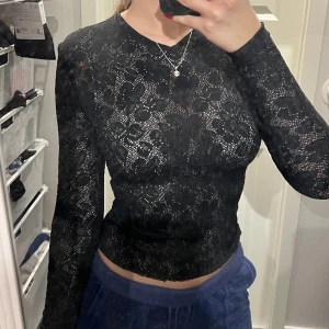 Spets topp - En svart egensydd spets topp. Super bekväm och skönt material! Den är lagom ”genomskinlig”! Den är i storlek xs/s🎀