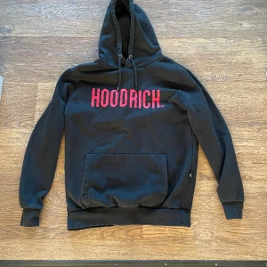 Hoodrich tröja - Hoodrich tröja, använd men bra skick. 