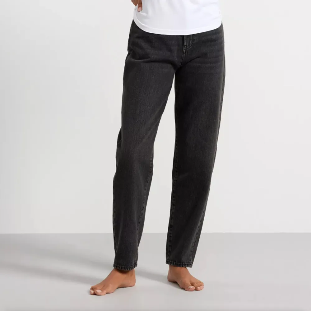  Svarta jeans från Lindex i storlek 38. Dom är färgade en gång i tvätten. Skicka meddelande för fler bilder.. Jeans & Byxor.