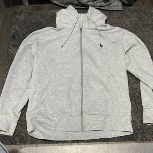 Polo ralph lauren full zip (grå) - Säljer nu min polo ralph lauren hoodie i storlek M, anledning till att jag säljer den är för att den är för liten. Går ner i pris vid snabb affär