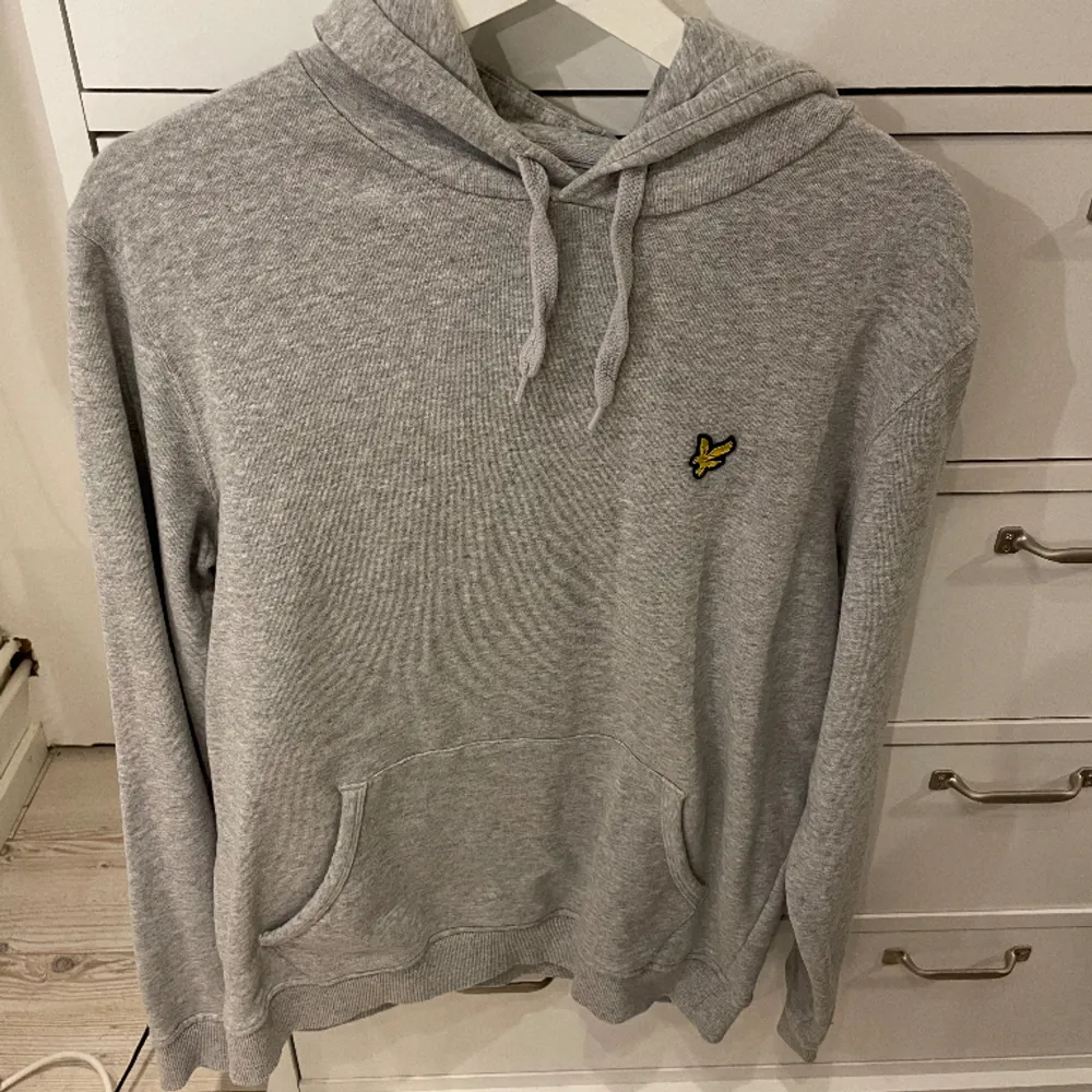 Säljer denna feta tröja från lyle & scott, skick 9/10!  Passa på!. Hoodies.