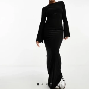 Maxiklänning   - HELT NY!!! Svart långklänning med djup rygg. Denna är så så fin men jag har en liknande. Skulle returnera men tiden hade gått ut. Så alltså helt ny med lappar kvar, vara testad en gång!! NYPRIS är 399 men fritt fram att komma med förslag!!