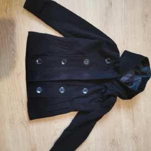 Jacka med luva  - Supersöt jacka med luva och stora knappar! Den är i okej skick och har fodrad insida💖 skriv priv för frågor :)