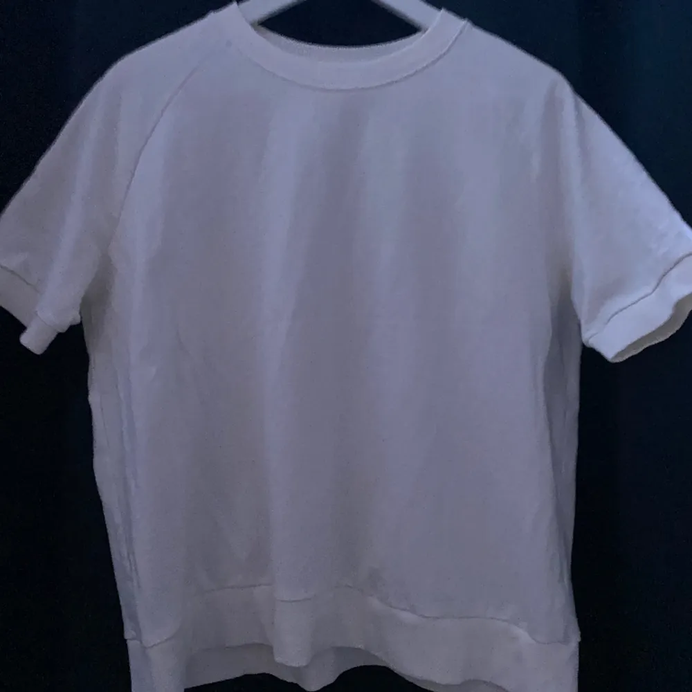 Säljer nu denna t-shirt tröjan ifrån lager 157, helt oanvänd så inga fläckar eller hål! Sälj ej längre sitter jättefint på🤍i stolek s, säljer för 100kr+frakt kom privat för mer🤍🤍. T-shirts.