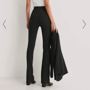 Randiga byxor  - Randiga byxor från nakd helt oanvända de då är för små❤️