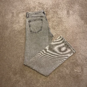 Hope Rush Denim - Hope Rush Denim, ljusgråa, size 30. Använda 2-3 gånger, perfekt skick. Kvitto finns. Nypris: 1900 kr. Köp nu för 999 kr. Kontakta mig vid frågor eller funderingar!  Notera att annonsen visar fel färg för någon anledning, skickar bilder i DM.