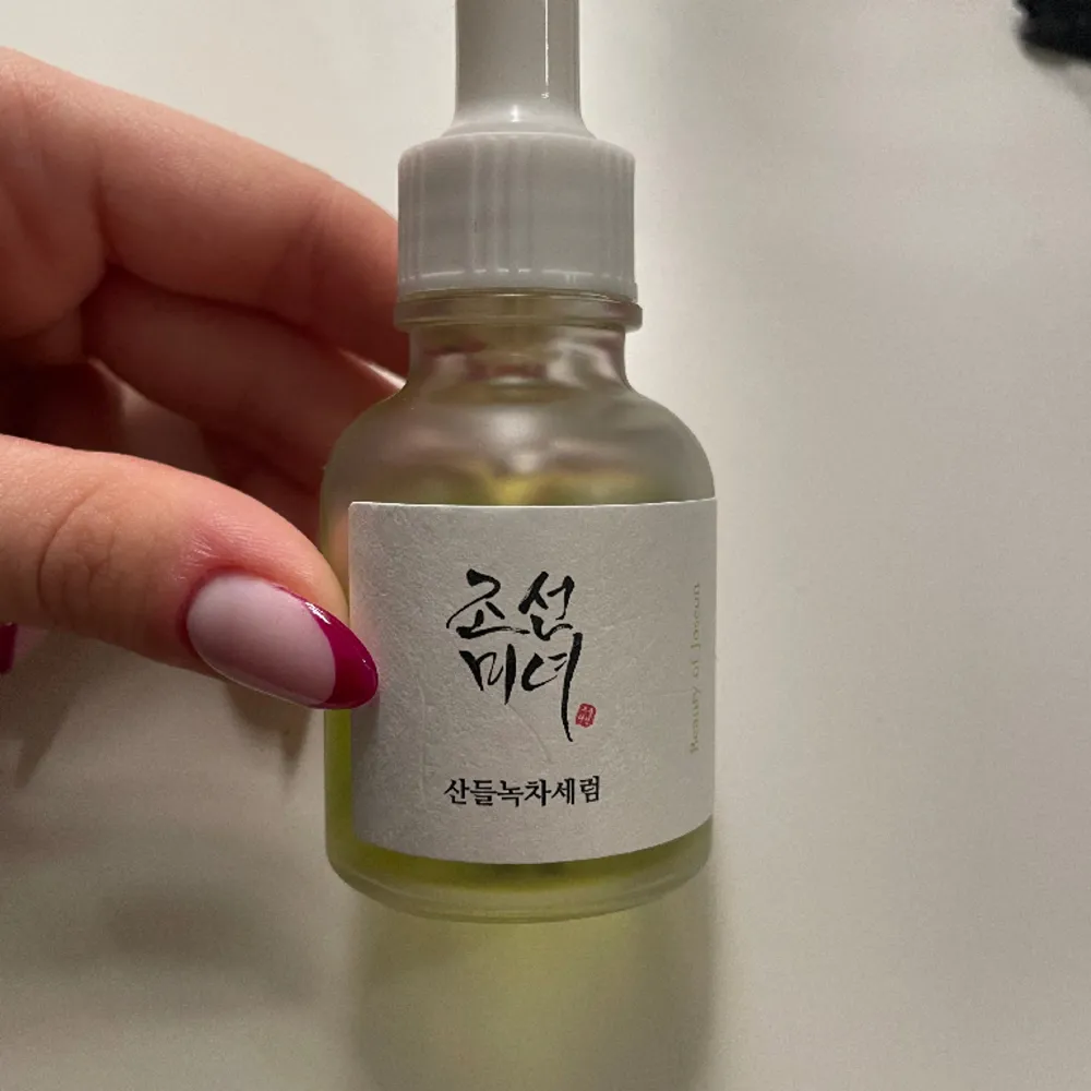 Calming serum från beauty of Joseon, använt endast 1-2 veckor då jag köpt annat, nästan helt fylld 💗. Övrigt.