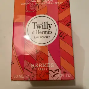 Hermes Eau de Parfum 50 ML  Ny i förpackning inplastat. Hermes nypris 1190 kr. Fantastisk doft! Fick en i julklapp och en födelsedagspresent så en för mycket!🤪💕 Verkligen ett tillfälle till detta pris!!!