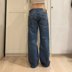 baggy jeans🤩 - midja 90 cm o innerben 83 cm hela längden 105 cm  ja e 170 o xs för referens o håller in i midjan! herrmodell smen passar tjejer lika bra