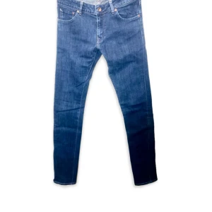 Vintage Crockerjeans!  - Smala och långa men ej Skinny. Modell 324.  Stl w28 L36. I nästan nyskick! OBS! Byxorna är EJ mörkare nertill, som det ser ut på bilden. De är jämnt blåa, som på sista bilden. :) 