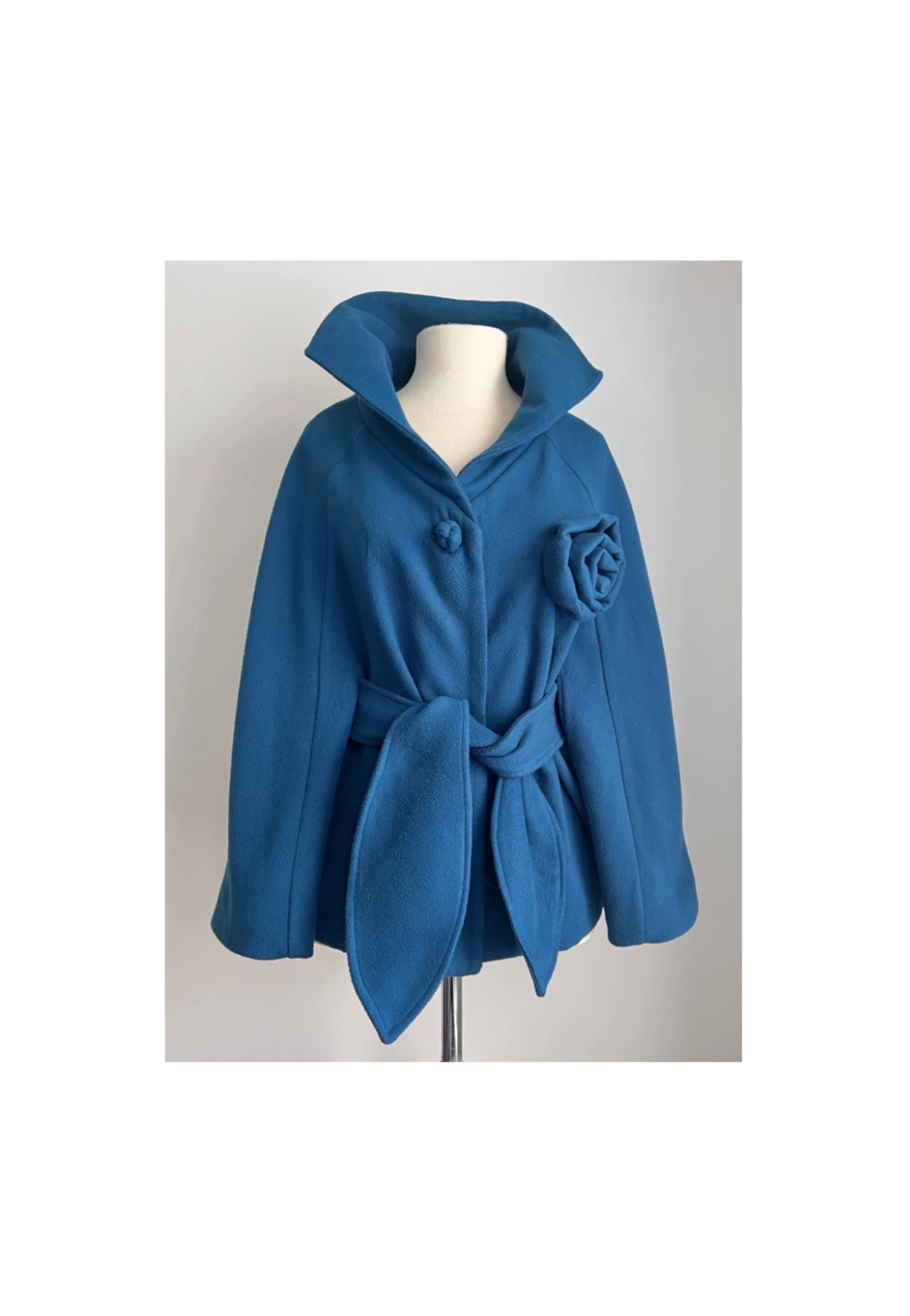 A-line formad cape/poncho med blomdetalj - 90