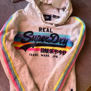 Knappt använd super snygg Superdry hoodie