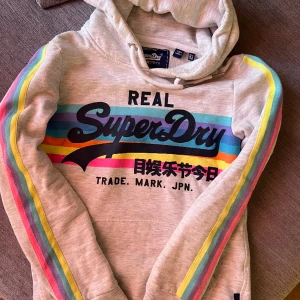 Superdry Hoodie - Knappt använd super snygg Superdry hoodie